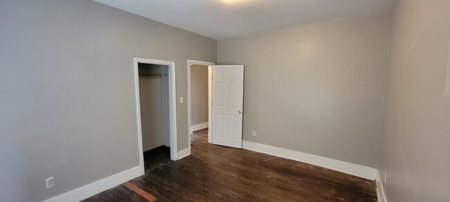 Building Photo - A charming 3-bedroom, 1.5-bathroom ( Pictu...