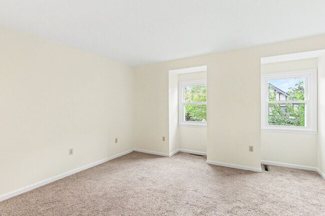 Building Photo - Two bedroom, one and a half bathroom end townhome in Harrisburg