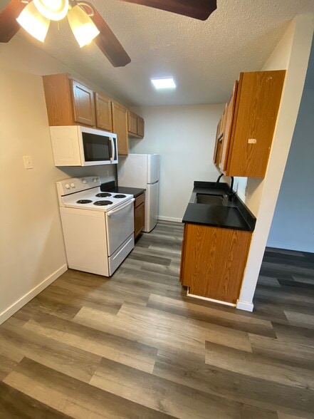 Kitchen - 1002 Cherokee St