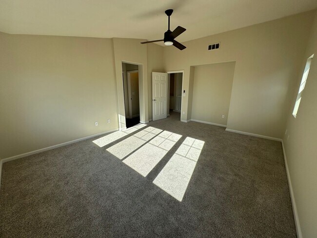 Building Photo - Beautiful 4 Bedroom, 2.5 Bath Tracy Home /...