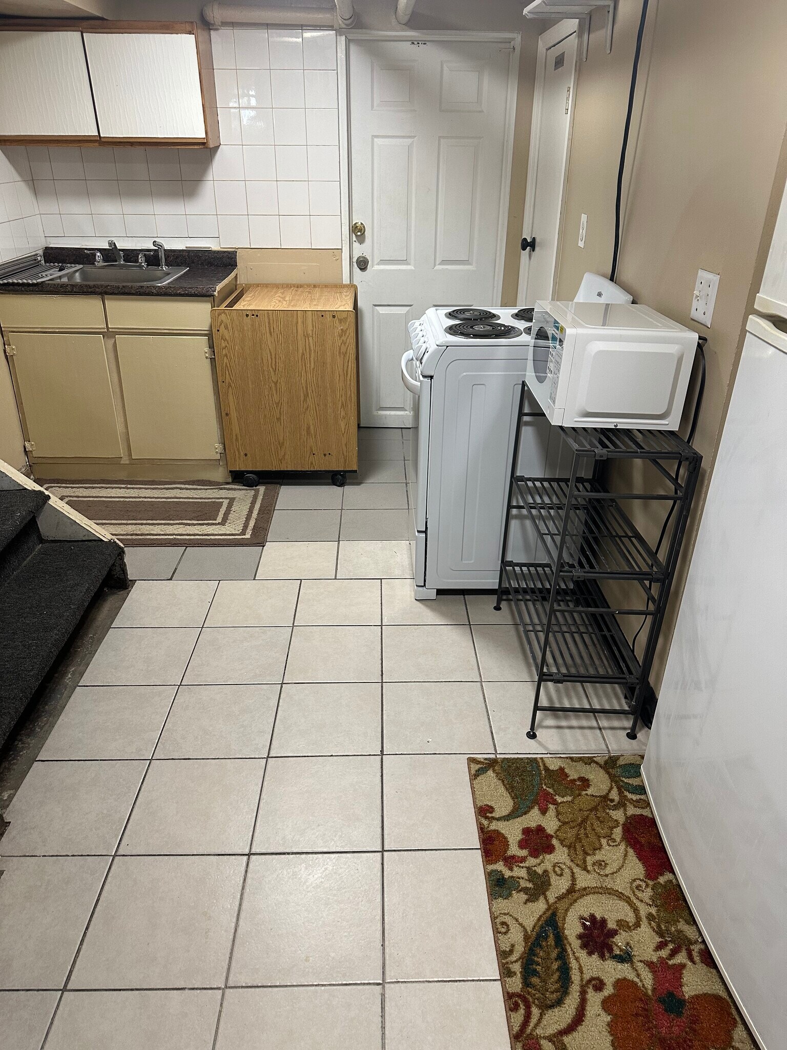 Shared kitchen - 113 W Sidney Ave