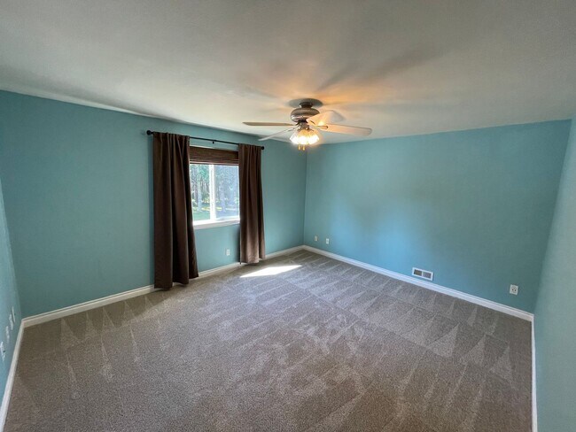 Building Photo - Lovely 3 Bedroom Home Close to Parks and Schools