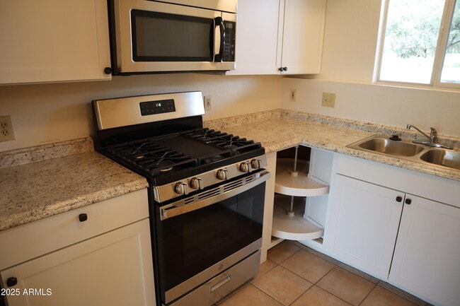 Building Photo - 4241 Plaza Oro Loma