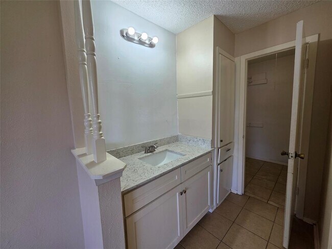 Building Photo - 6606 Northleaf Dr