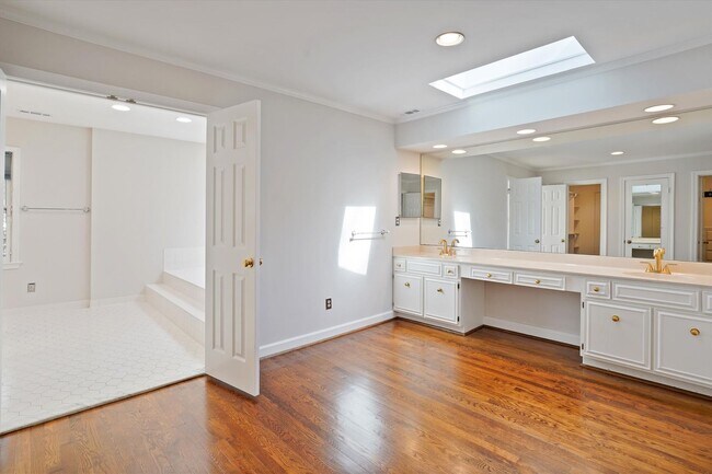 Building Photo - Magnificent 5 Bedroom, 4.5 Bathroom Bethes...