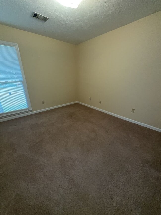 Building Photo - 7003 Robin's Nest Dr