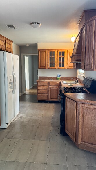 Building Photo - 10932 Dunaway Dr