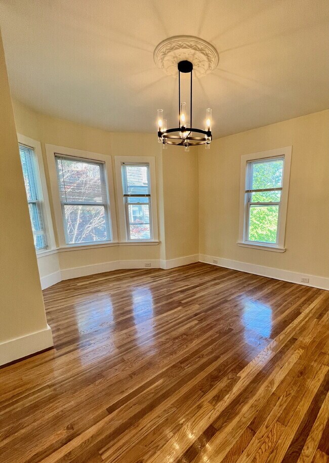 Building Photo - Enjoy City Living in this Well-Maintained 3-Bedroom in Boston, MA