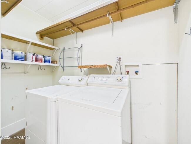 Building Photo - 408 Harding St