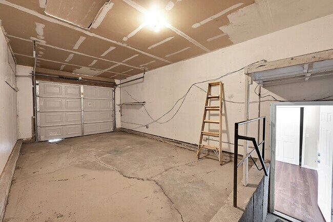 Building Photo - $1,850, 4 bed, 2 bath, located on Colorado...