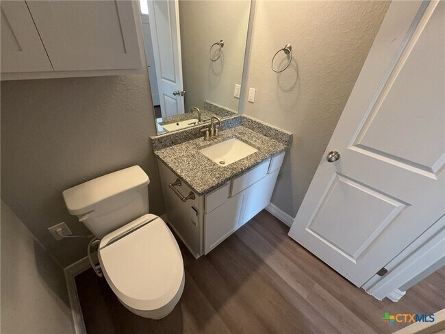 Building Photo - 907 Holliday Dr