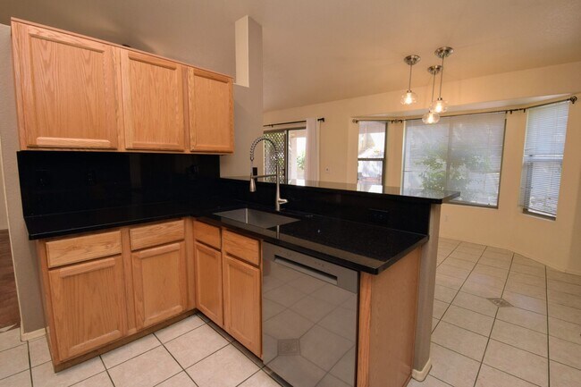 Building Photo - Bright & Open SE Tucson 3 Bed 2 Bath with ...