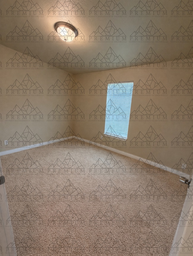 Building Photo - 3 Bedroom 2 Bathroom - Hood River