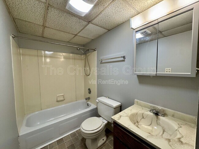 Building Photo - 2402 Marquette Rd