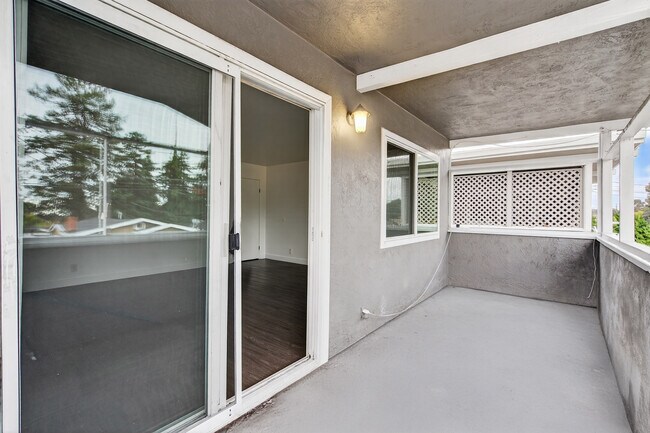 Building Photo - 3216 Delaware St