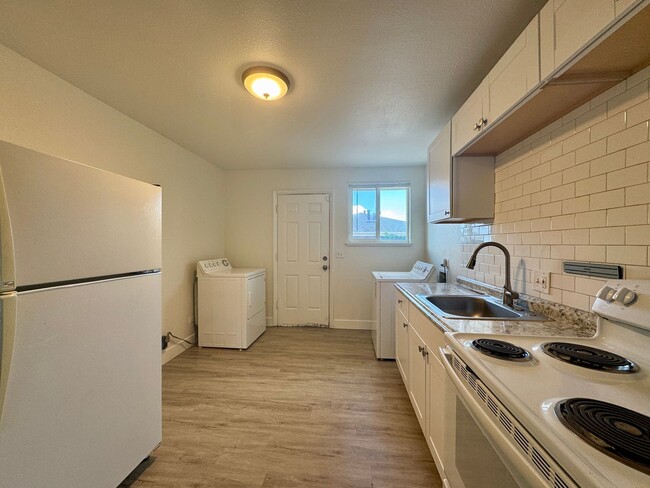 Building Photo - 2 Bedroom 1 Bath In Lakewood! Available Now!!