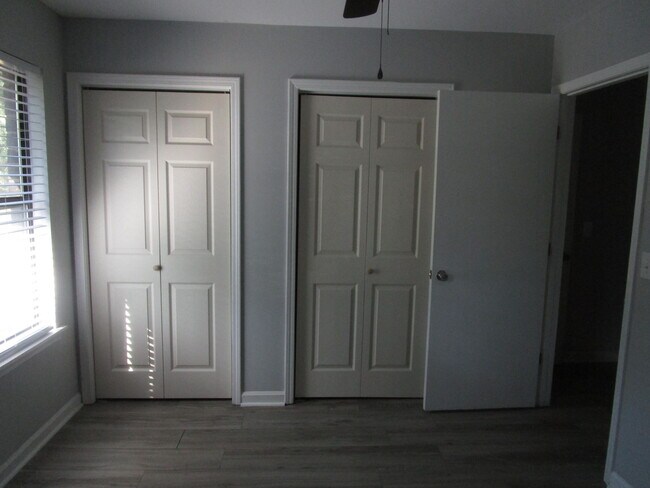 Building Photo - 1960 Gion St