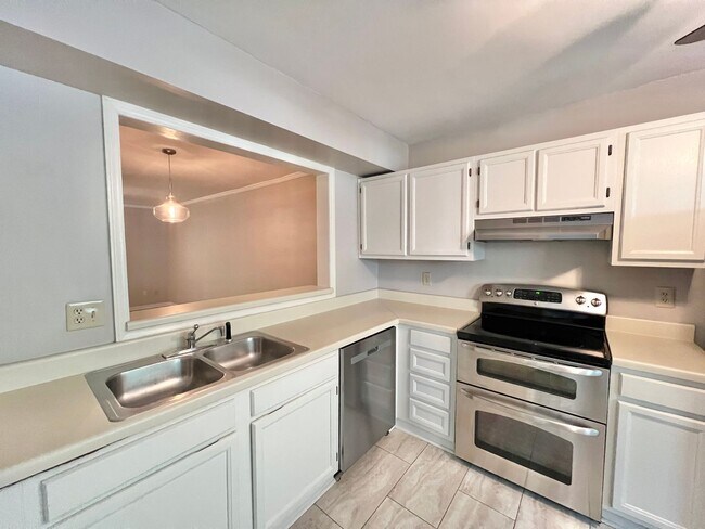 Building Photo - Charming Two-Story 2BD, 2.5BA Raleigh Cond...