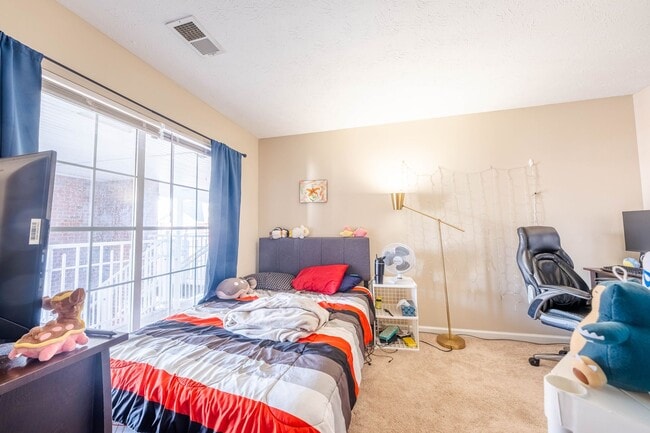 Building Photo - 4 bedroom, 4 bathroom Condominium- ONE BEDROOM AVAILABLE