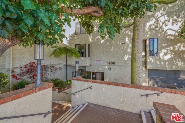 Building Photo - 1900 Vine St