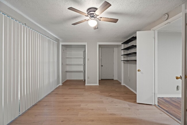 Building Photo - Massive 5-Bedroom Home with Mother-in-Law Suite Available for Summer 2026 Pre-Lease