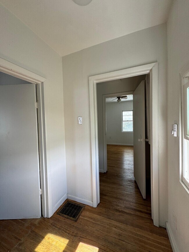 Building Photo - 807 Hazlett Ave