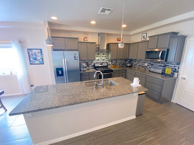 Building Photo - East El Paso 3 bed Refirg A/C