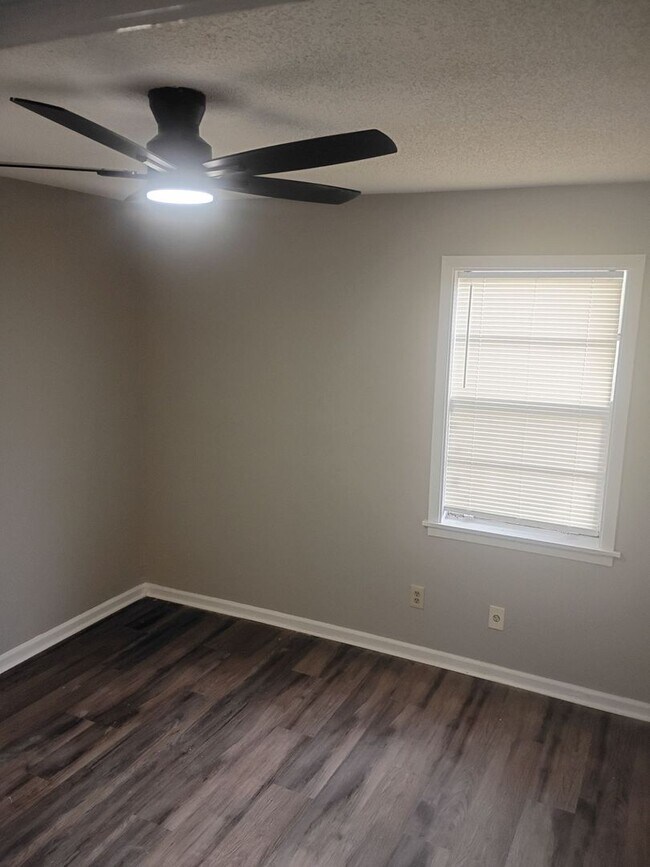 Building Photo - 3 bedroom 2 bath home at an affordable price