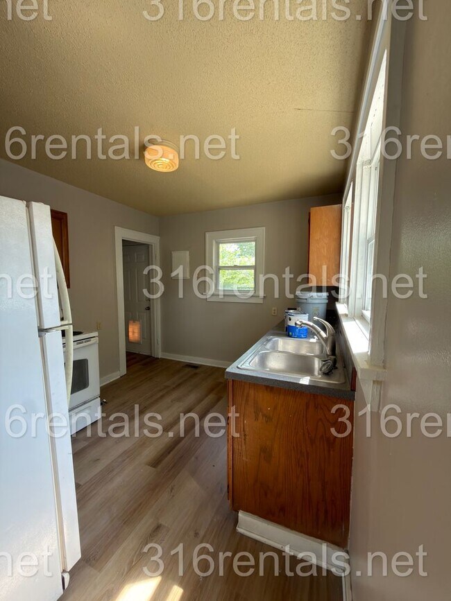 Building Photo - Two bed one bath available NOW!