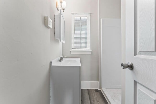 Building Photo - 621 E Main St