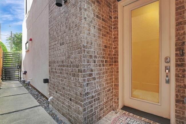 Building Photo - 712 W Drew St