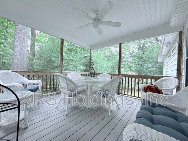 Building Photo - 715 White Oak Dr