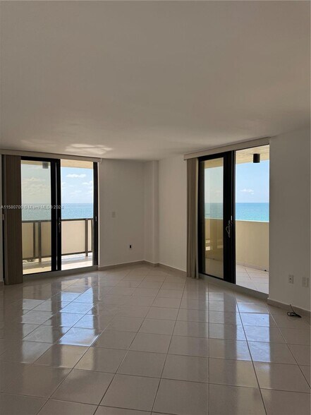 Primary Photo - 1623 Collins Ave