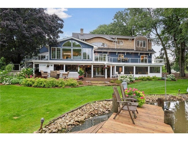 Building Photo - 3135 Shoreline Dr