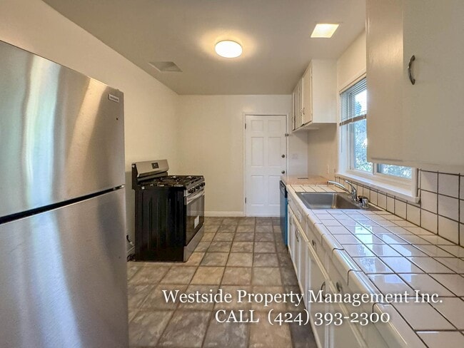 Building Photo - 2301 Oak St