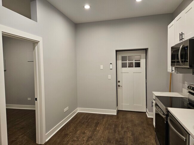 Building Photo - 831 S Western Ave