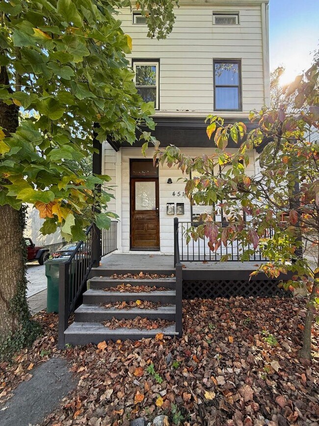 Building Photo - 451 Warner St