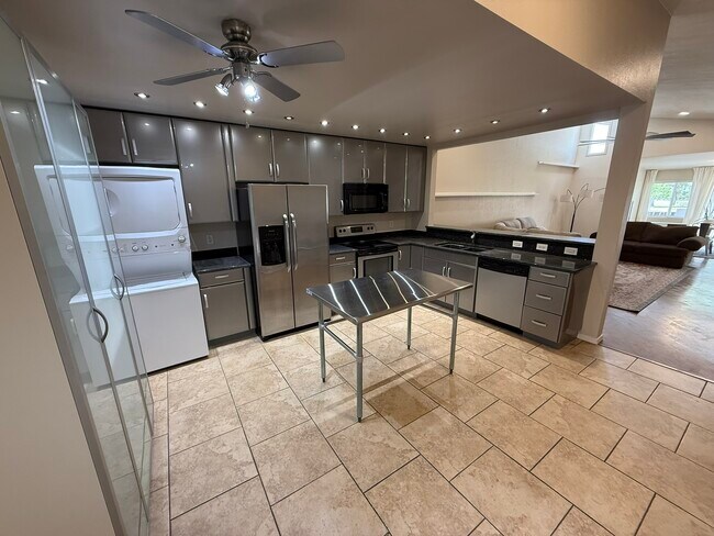 Building Photo - 1231 E Bluebell Ln