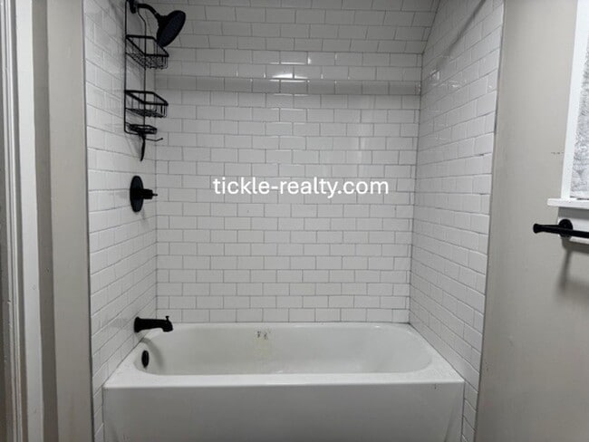 Building Photo - Cute 1 Bedroom W/ Den Cottage in the Swill...