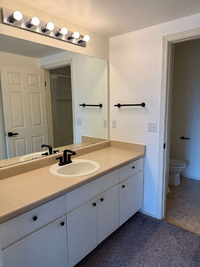 Building Photo - Don't Miss This 2 Bed/2 Bath Pinnacle at Highline Condo Available Now!