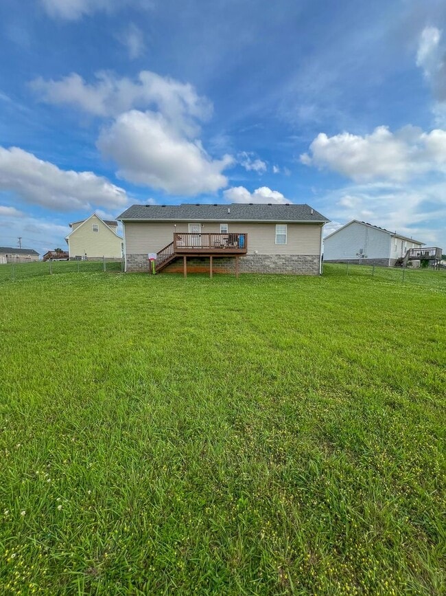 Building Photo - Single-Family Home in Oak Grove, KY--Large...