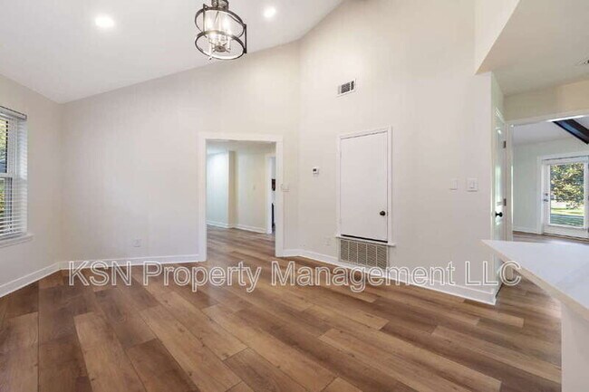 Building Photo - 286 Cushing Dr