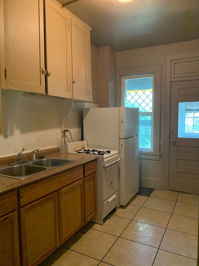 Building Photo - MOVE IN SPECIAL SPECIAL IN DETAILS! Tons of space in this Charming 1 Bedroom 1 bath with bonus room
