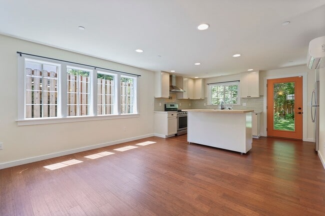 Building Photo - MOVE IN READY NOW! Stylish One-Bedroom A/C...
