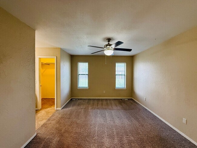 Building Photo - 1135 W Johnathan Way