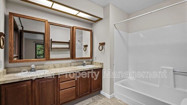 Building Photo - 1001 Walz Ave