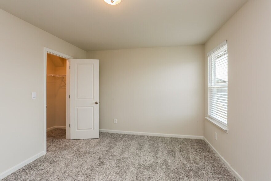 Building Photo - 5833 Hackberry Ln