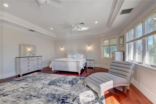 Building Photo - 1320 S Lakeside Dr