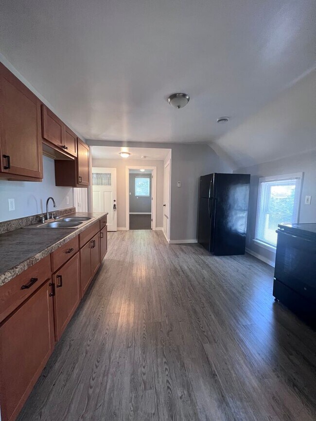Building Photo - Upper Three Bedroom on NW Side of Grand Ra...