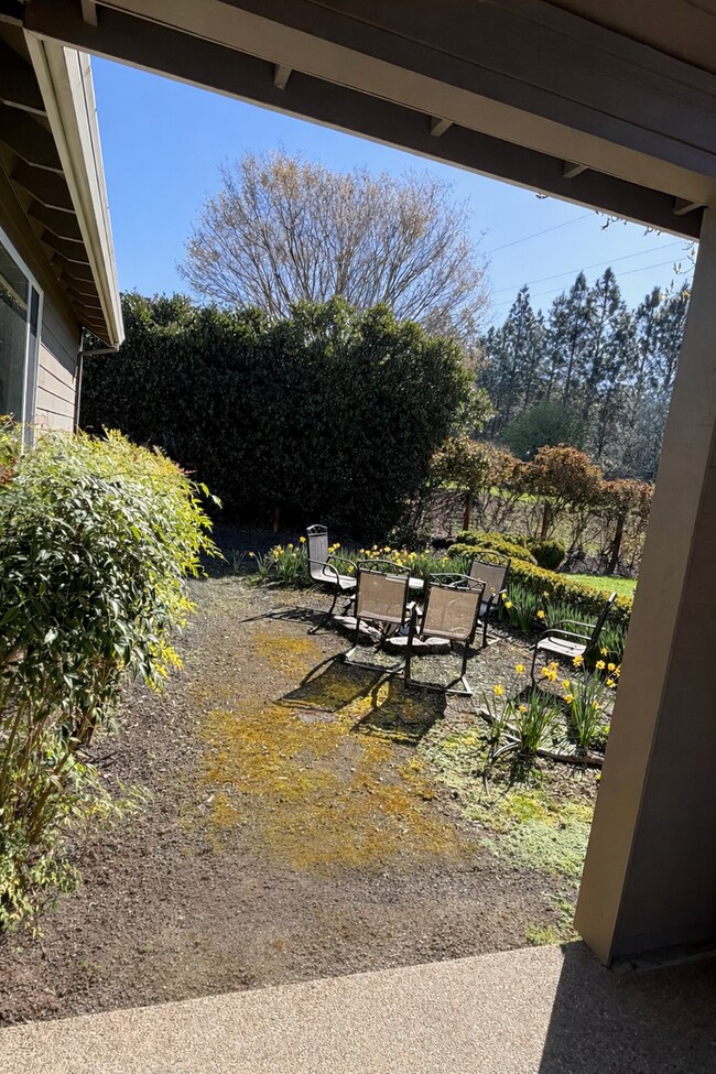 Building Photo - 5 Bedrooms and 2.5 Bathrooms with Views of the Rolling Hills of Corvallis Country Club